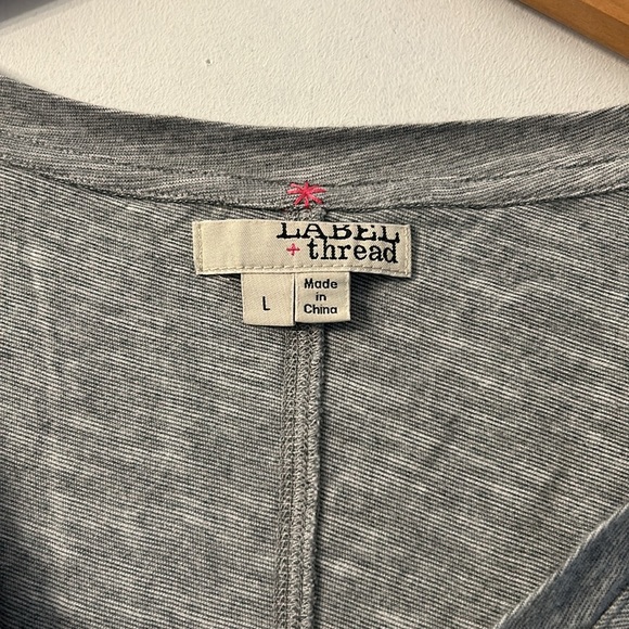 LABEL+thread Large Graphic Rebel V-neck Grey T-shirt with Stars detail - Picture 2 of 7